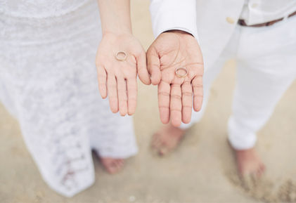 hands_Holding_Rings