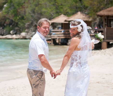 Bride_Groom_walking_beach
