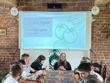 Edukacyjna wycieczka uczniów klas 4 i 5 do Urzędowa – poznawanie świata zdrowej żywności