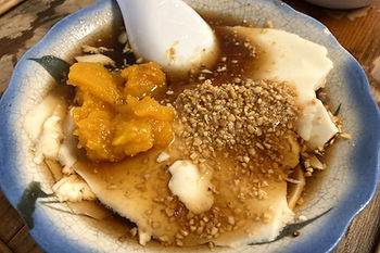 澎湖で人気のデザートで、特に夏季に多くの観光客に親しまれています。澎湖産の新鮮なフルーツや地元特産の黒糖、サボテンなどを使ったトッピングが特徴です。かき氷はふわふわで、甘さ控えめなシロップが絶妙に絡み、暑い日にはさっぱりとした味わいで楽しめます。