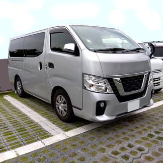 Q4:我們有 4 個大人 2 個小孩,行李箱很多,坐得下嗎? 我們的私人包車服務會根據您的人數與行李件數推薦合適車型 (如 Alphard 7人座或 Hiace 10人座)。Alphard (7人座): 建議 4-5 人乘坐,行李約可放 2-4 件大行李箱。Hiace (10人座): 適合 5-9 人家庭,後車廂空間充裕,可放置 8-10 件大行李箱。 預訂時請務必告知正確的行李數量,我們會為您精準規劃。