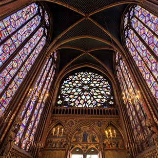 パリ最古のステンドグラスが壁一面を埋め尽くす姿は「光の宝石箱」のよう。晴れた日の美しさは言葉を失うほどです。