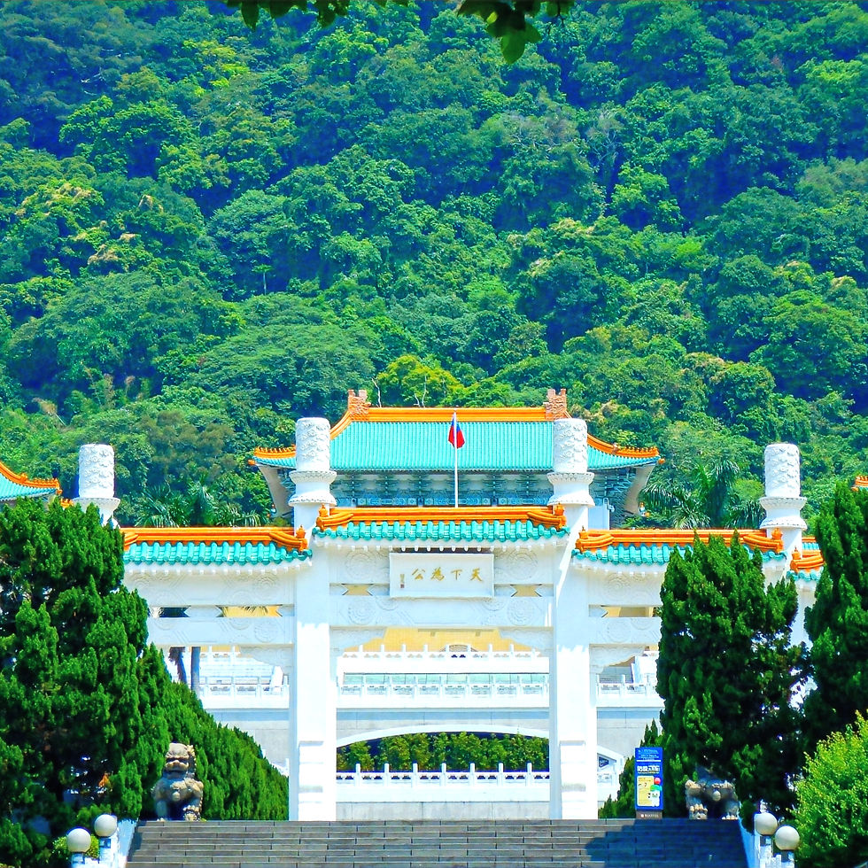 台北故宮博物院は、台湾を代表する世界有数の博物館で、中国歴代王朝の貴重な美術品や文化財を所蔵しています。特に有名な展示品には、「翠玉白菜」や「肉形石」などがあり、精巧な細工が施された芸術品として多くの観光客を魅了しています。館内には書画、陶磁器、青銅器など多岐にわたる展示があり、中国文化の奥深さを感じられる必見のスポットです。