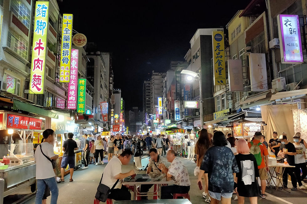 六合夜市(ろくごうよいち)は、台湾・高雄にある観光客にも人気のナイトマーケットです。全長約300メートルにわたって屋台が並び、地元グルメや台湾スイーツを楽しめます。名物の海鮮料理や牛肉麺、パパイヤミルクなどが特に人気です。