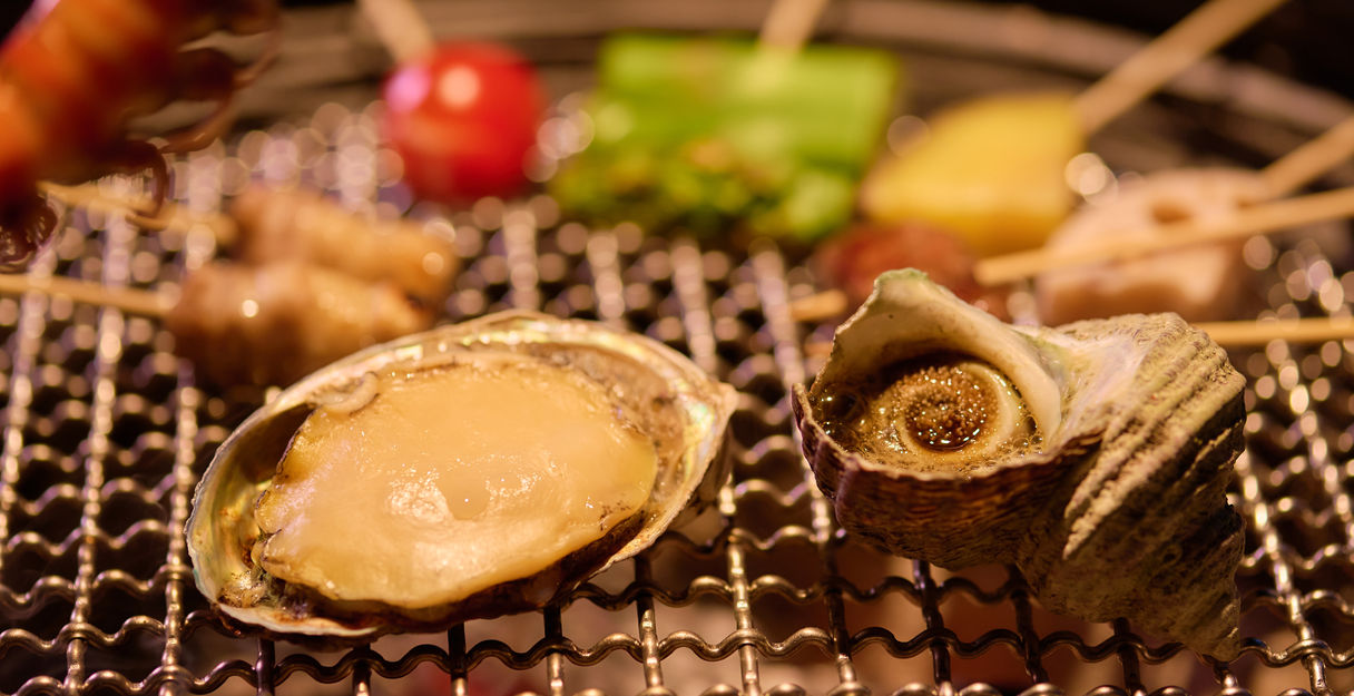 晚餐内容，可品嚐選自駿河灣、相模灣、蘆之湖及伊豆山海的精選日本料理。
我們為您準備了充分展現四季時令高級食材的精緻套餐，讓您享受頂級的美食饗宴。