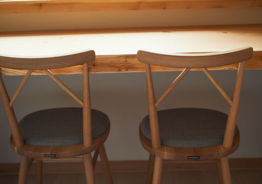 『客房設施』精心設計的木工桌椅，展現細膩的手工藝品味，讓您感受到木頭溫潤的觸感與自然的暖意，營造出舒適宜人的氛圍。