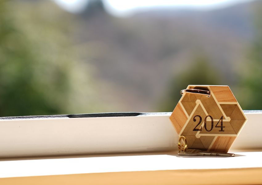 『手工木工鑰匙』配備獨特每一處細節皆融入匠心巧思，為您的住宿體驗增添專屬質感與溫暖情懷。