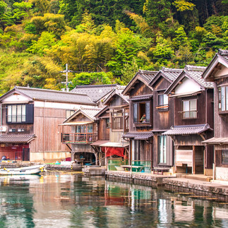 伊根舟屋 (Ine Funaya)： 搭乘遊覽船從海上遠眺獨特的傳統水上建築，並前往向井酒造品嚐在地美酒。