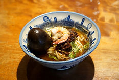 度小月擔仔麵 台南を代表する名物料理「担仔麺」の老舗として知られる人気店。小ぶりの器に盛られた麺と肉そぼろ、エビなどを味わえる台南グルメです。