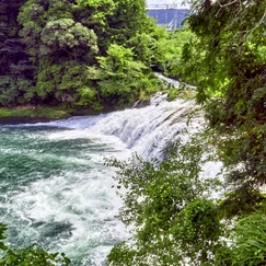 神秘的なエメラルドブルーが美しい絶景スポット