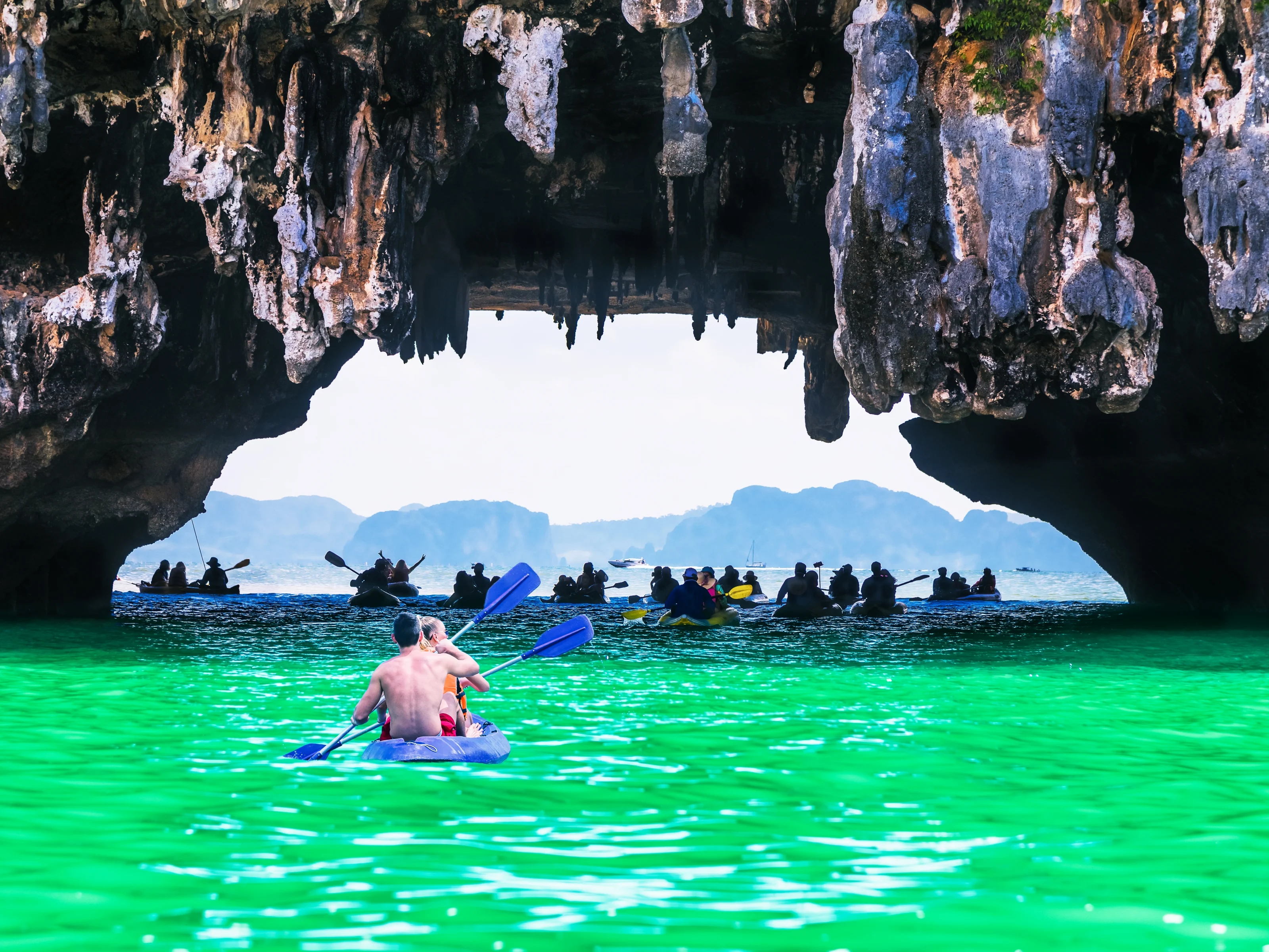 ゆったりボートで行くパンガー湾シーカヌーアドベンチャー 絶景!ジェームスボンド島、鍾乳洞、ラグーンを探検 <日本語or英語ガイド/昼食付>