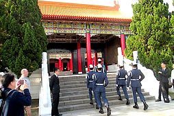 忠烈祠(ちゅうれつし)は、台北にある戦没者を祀る神聖な施設で、国のために命を捧げた英霊を慰霊するために建てられました。壮麗な中国宮殿風の建築が特徴で、厳かな雰囲気が漂います。特に有名なのは、衛兵交代式で、1時間ごとに行われる儀式は、精巧な動きと緊張感あふれる雰囲気で観光客に人気です。台湾の歴史と伝統を感じられる重要なスポットです。