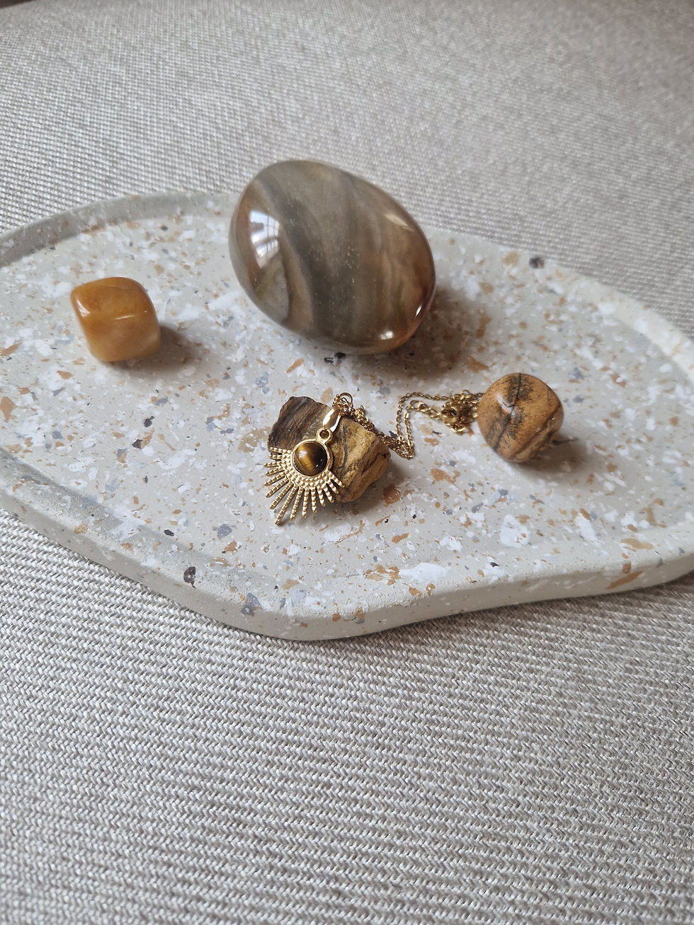 Pierres précieuses et bijoux sur un plateau, ECLAT DE TIGRE, décoration zen et minimaliste.