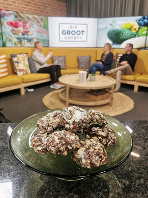 PECAN, CHOCOLATE AND BANANA COOKIES 