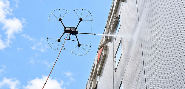 TRIPLE7が洗浄に使う産業用中型ドローン