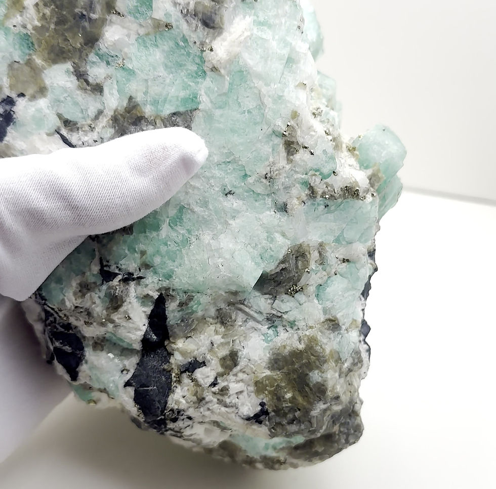 Thumbnail: Natural Emerald extracted from the Muzo mine in Colombia