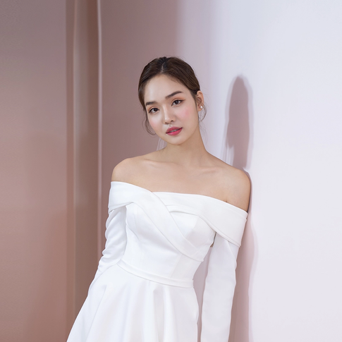 váy cưới suông trễ vai tạo dáng dựa vai vào tường phong cách Hàn Quốc