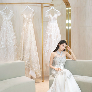 váy cưới ôm đuôi cá thêu hoa nổi - cô dâu tạo dáng để tay sau lưng - phong cách Hàn Quốc