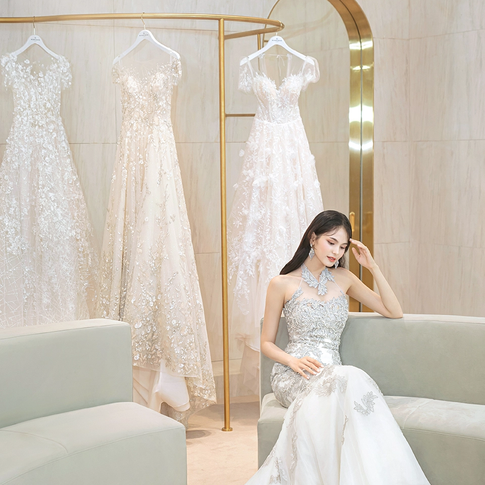 váy cưới ôm đuôi cá thêu hoa nổi - cô dâu tạo dáng để tay sau lưng - phong cách Hàn Quốc