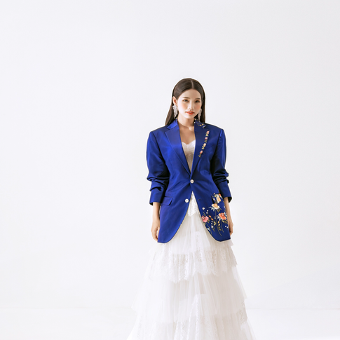 Trang phục Hanbok suit cưới màu xanh - cận cảnh cô dâu