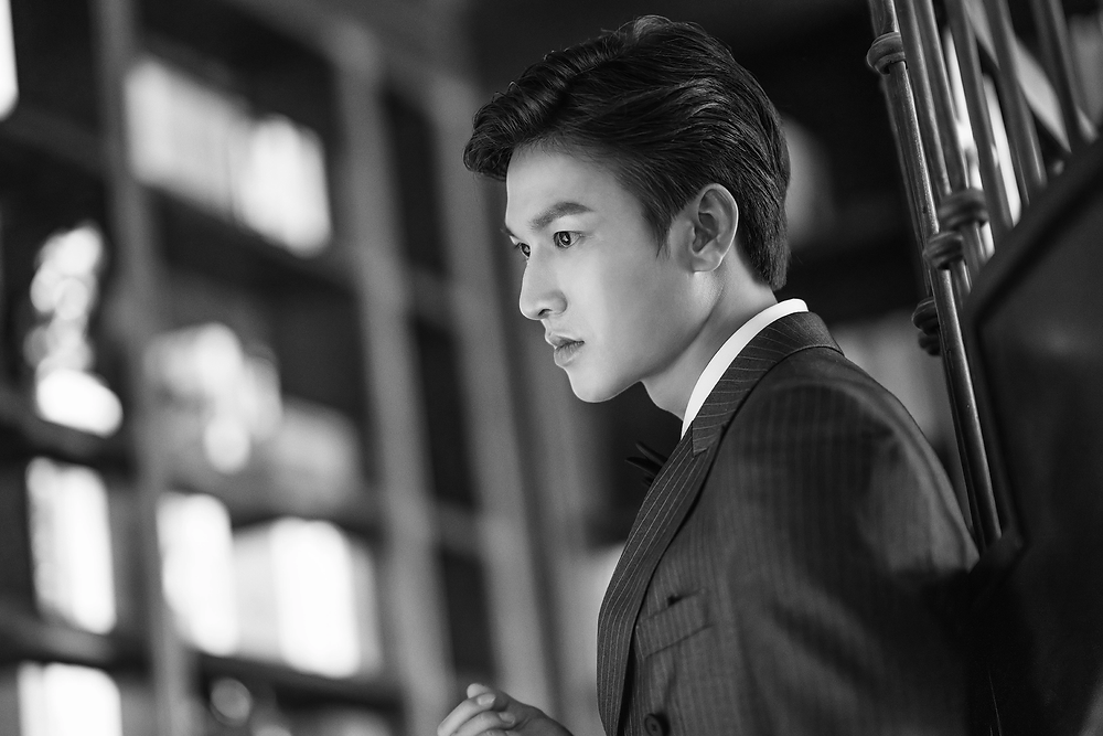 Chú rể lịch lãm với bộ suit thanh lịch trong ngày cưới