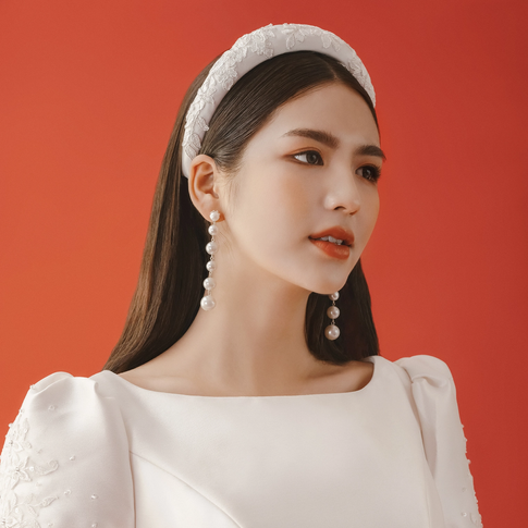 váy cưới trắng trơn chụp cận mặt phong cách Hàn Quốc