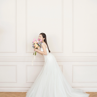ảnh cô dâu cầm hoa cưới từ xa