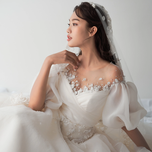 váy cưới khăn voan cô dâu tạo dáng góc nghiêng kiểu Hàn Quốc