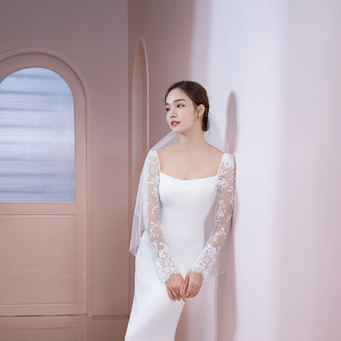 váy cưới ôm body tay dài tạo dáng dựa vào tường phong cách Hàn Quốc