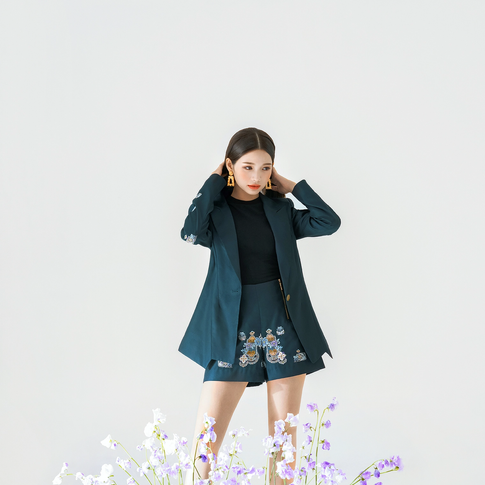 Trang phục Hanbok suit cưới - cận cảnh cô dâu dáng đứng.