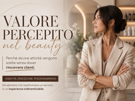 Banner elegante dedicato al tema del valore percepito nel settore beauty. Sul lato sinistro compare il titolo ‘Valore percepito nel beauty’ con testo descrittivo sul posizionamento e l’identità nel business moda e bellezza. Sul lato destro una donna elegante in blazer beige all’interno di un salone beauty premium, con atmosfera raffinata e colori neutri beige e tortora.”