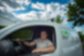 Techniker sitzt im Firmenwagen auf dem Weg zum Kunden.jpg
