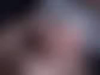 Güvenli bağlanmayı simgeleyen ebeveyn ve bebek eli teması.