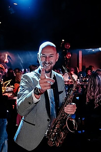 Saxofonist met DJ boeken in Noord-Holland