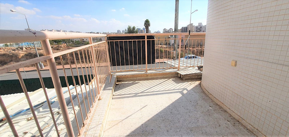 למכירה דירת 4 חדירם עם ממ"ד ומרפסת שמש בקומה ראשונה!