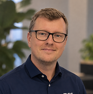 Lasse, Mørkeblå skjorte.png