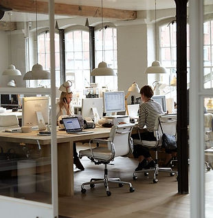 Imagen del interior de una oficina con personas trabajando