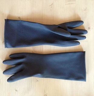 Foto de unos guantes de latex de limpieza
