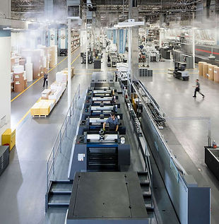 Interior de una nave industrial con personas trabajando