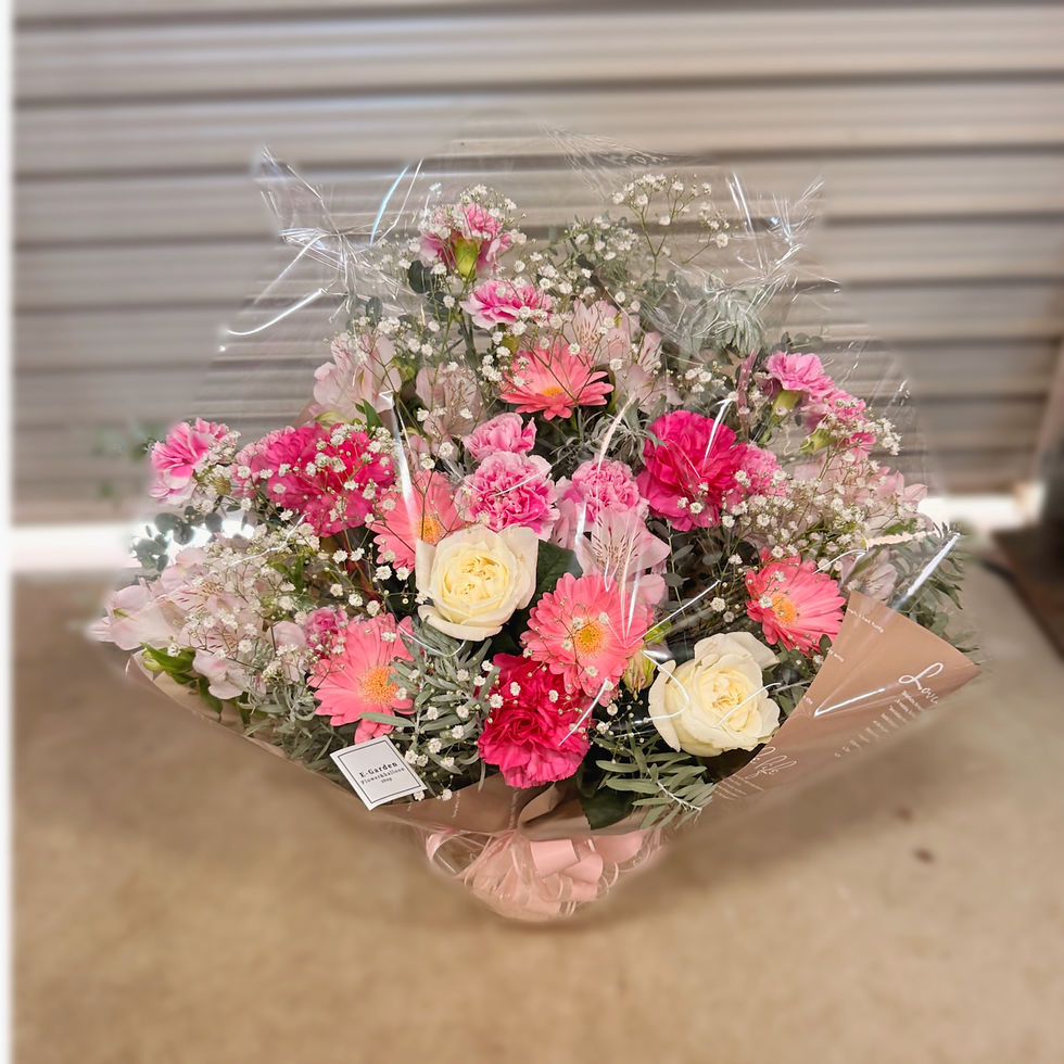 アレンジメント　フラワーアレンジメント　カーネーション　バラ　かすみ草　緑　ピンク　白　arrangement flower pink white carnation green leaves 