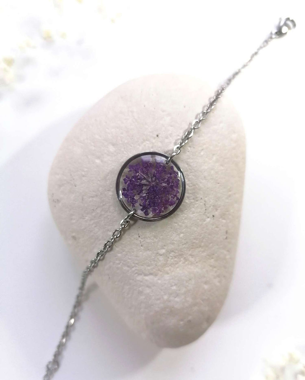 Miniature : ALIX - Bracelet avec des fleurs de carottes sauvages teintées violettes 