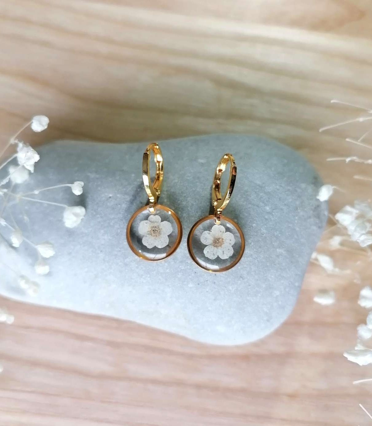 SPIRÉE - Boucles d'oreilles anneaux avec des fleurs de spirées blanches