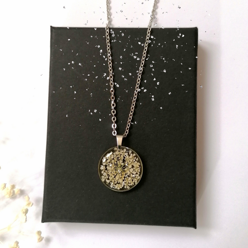 Miniature : MOON - Collier avec des fleurs de carottes sauvages et de la feuille d'or 