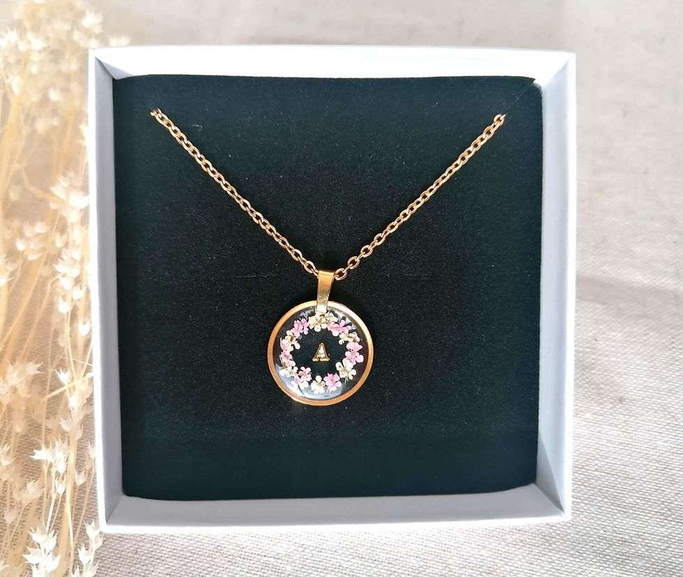 Miniature : INITIALE - Collier avec des fleurs de carottes sauvages et Lettre au choix