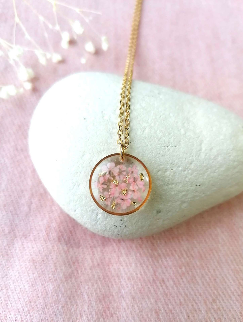 Miniature : EMMA - Collier avec des fleurs de carottes sauvages roses et feuille d'or 