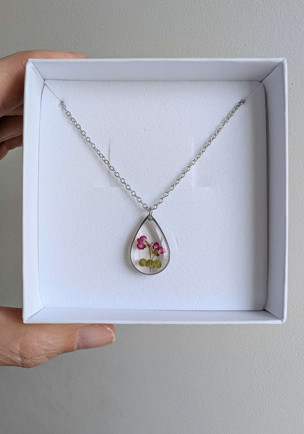 Miniature : ALYSSE - Collier goutte avec des fleurs naturelles d'alysses roses 