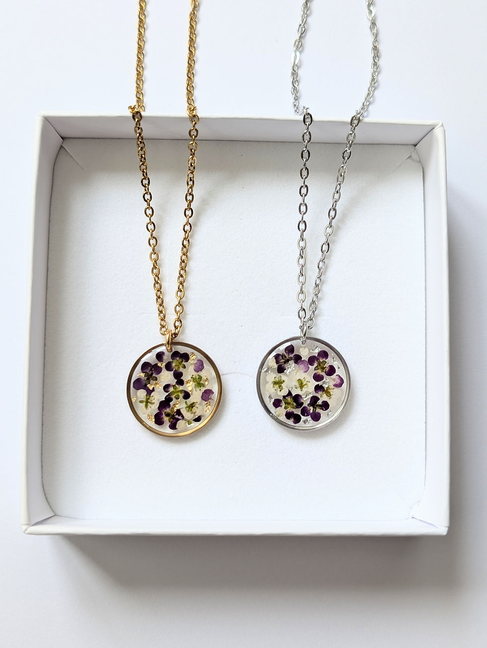 Miniature : ALYSSE - Collier avec des fleurs d'alysses violettes et blanches et feuille d'or
