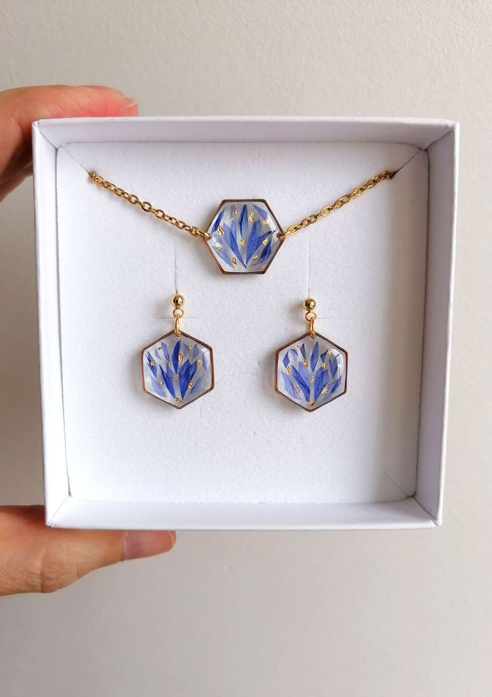 Miniature : BLEUET - Bracelet hexagonal avec des pétales naturels de bleuet et feuille d'or 
