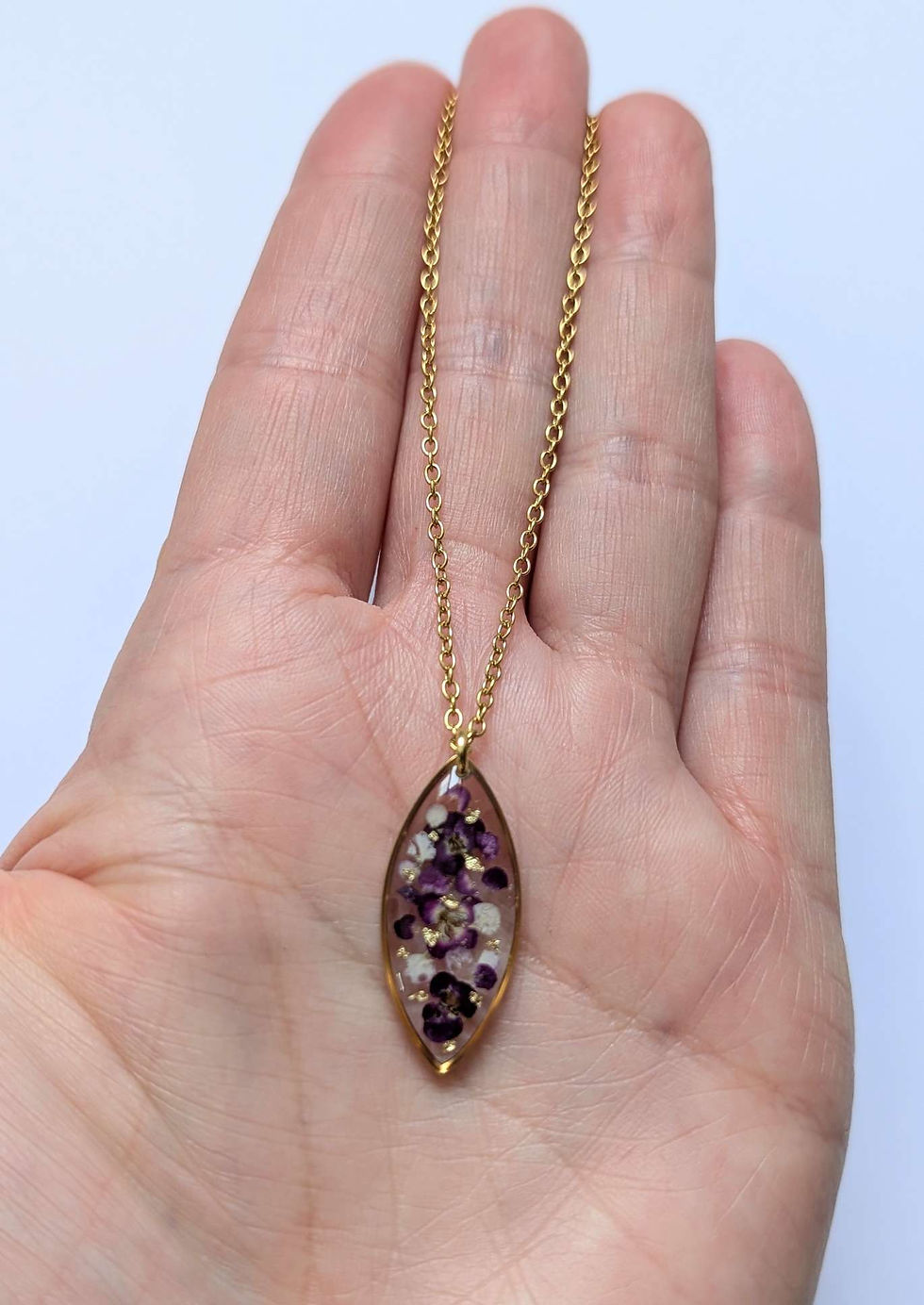 Miniature : ALYSSE - Collier avec des fleurs naturelles d'alysses violettes et feuille d'or