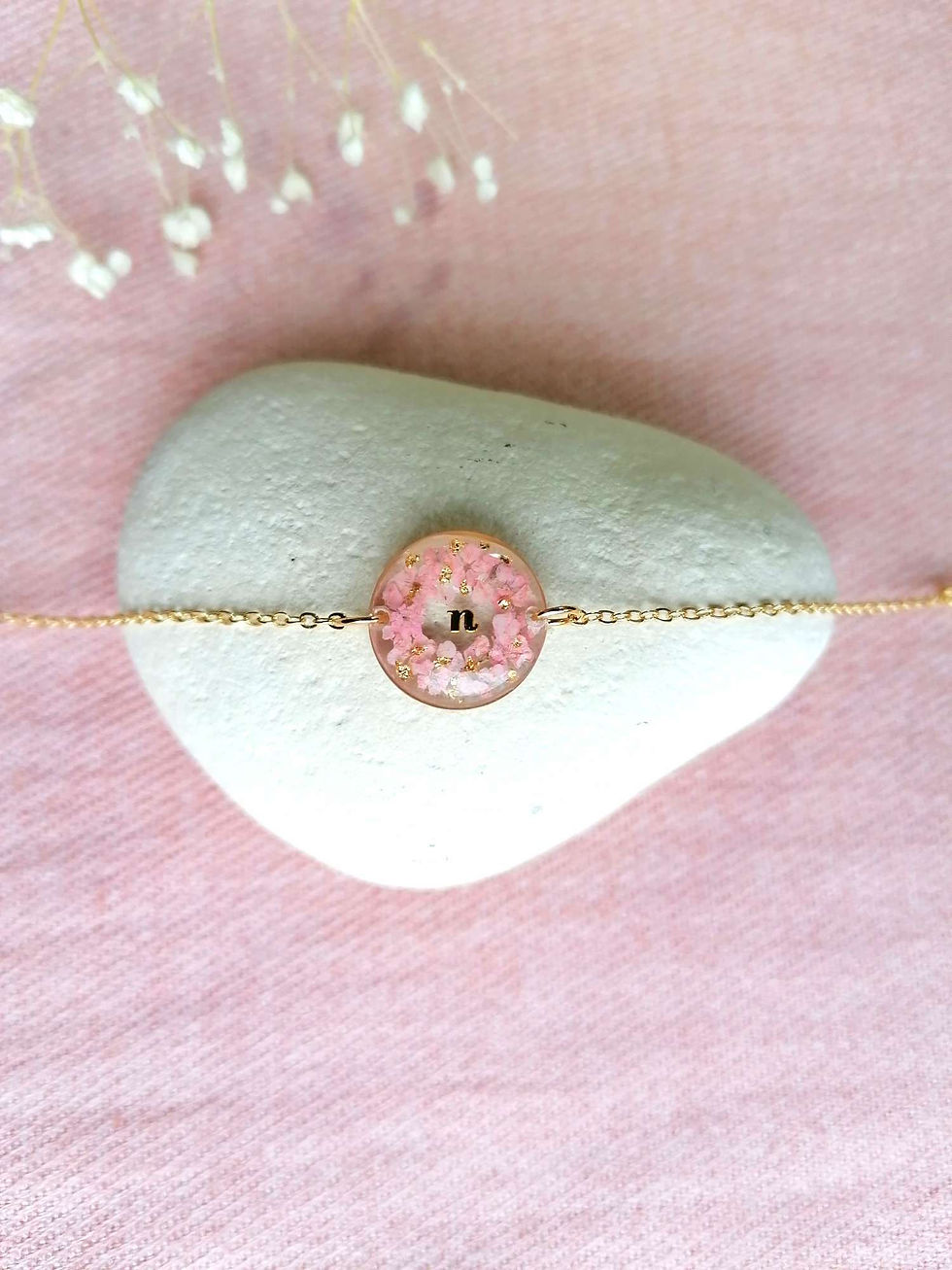 Miniature : EMMA - Bracelet personnalisé avec fleurs roses et feuille d'or - Lettre au choix